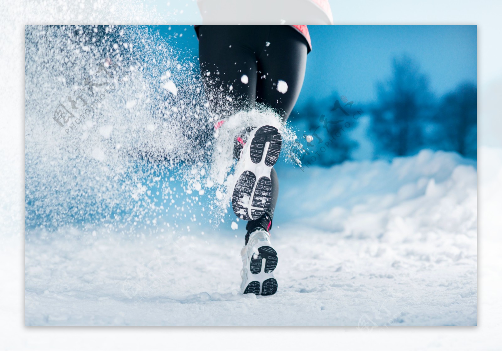 雪地跑步的女性图片