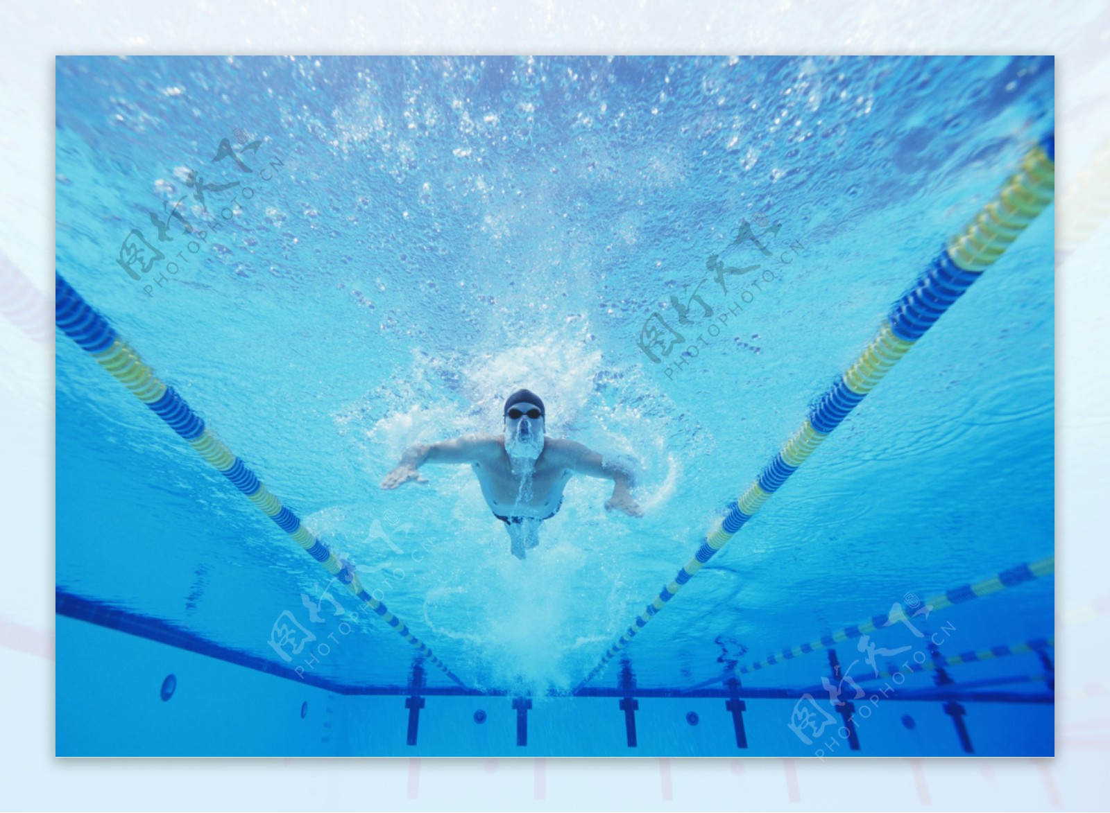 游泳池中游泳的男子 - 免费可商用图片 - CC0素材网
