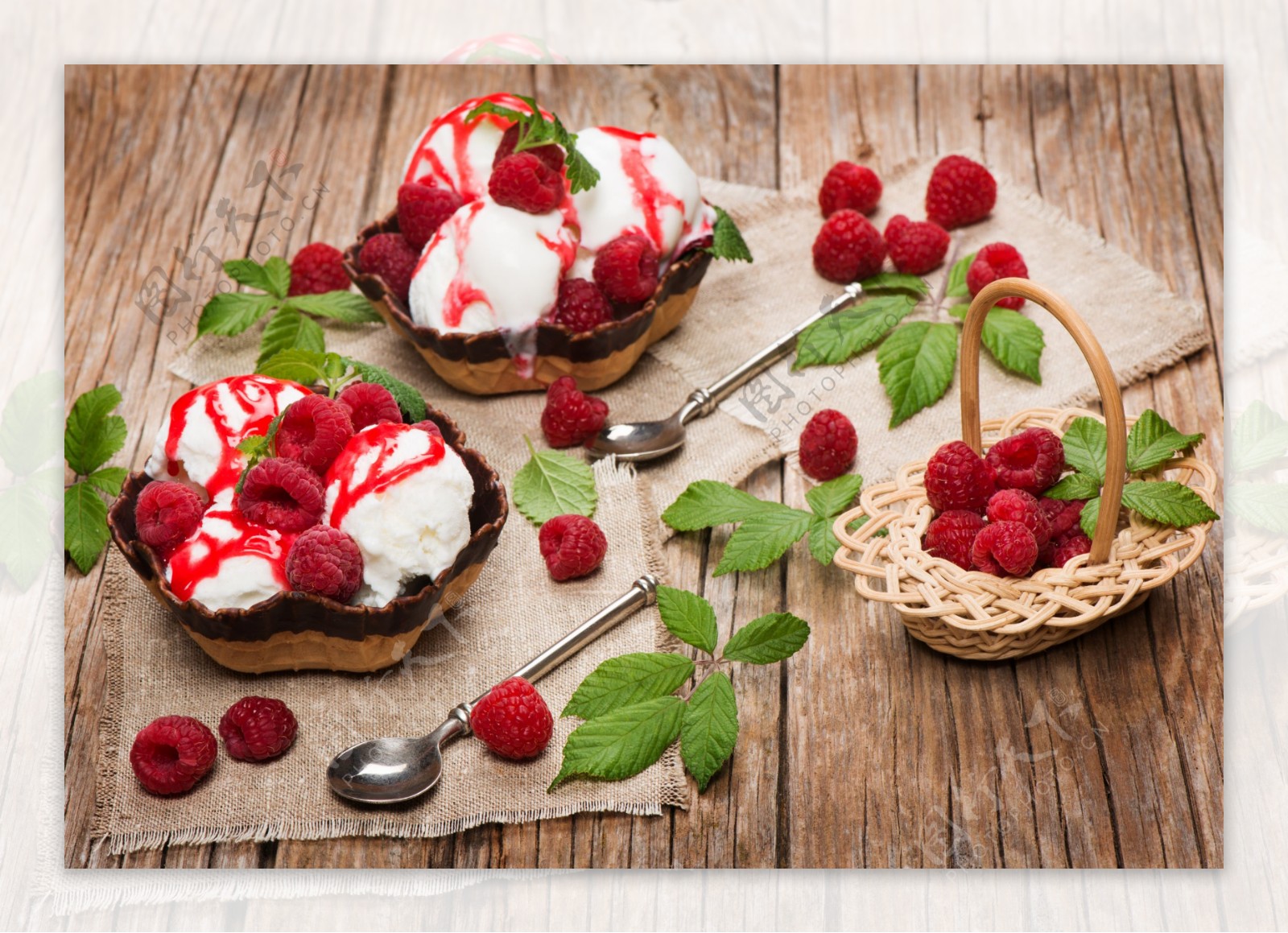 树莓与冰淇淋图片