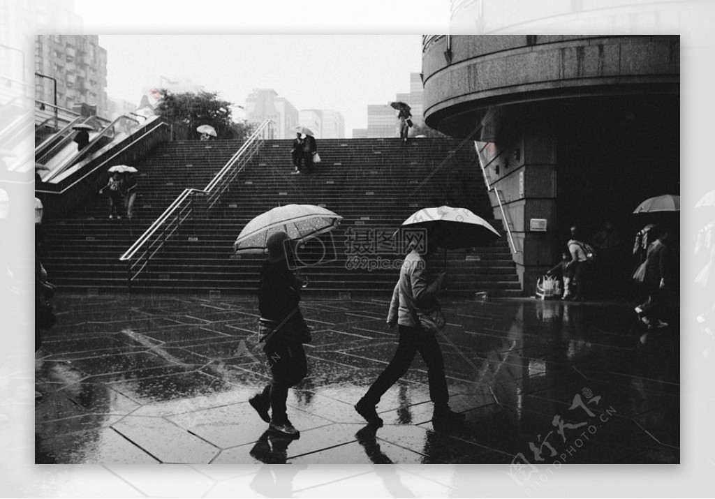 楼梯黑色和白色城市人走多雨雨伞下雨