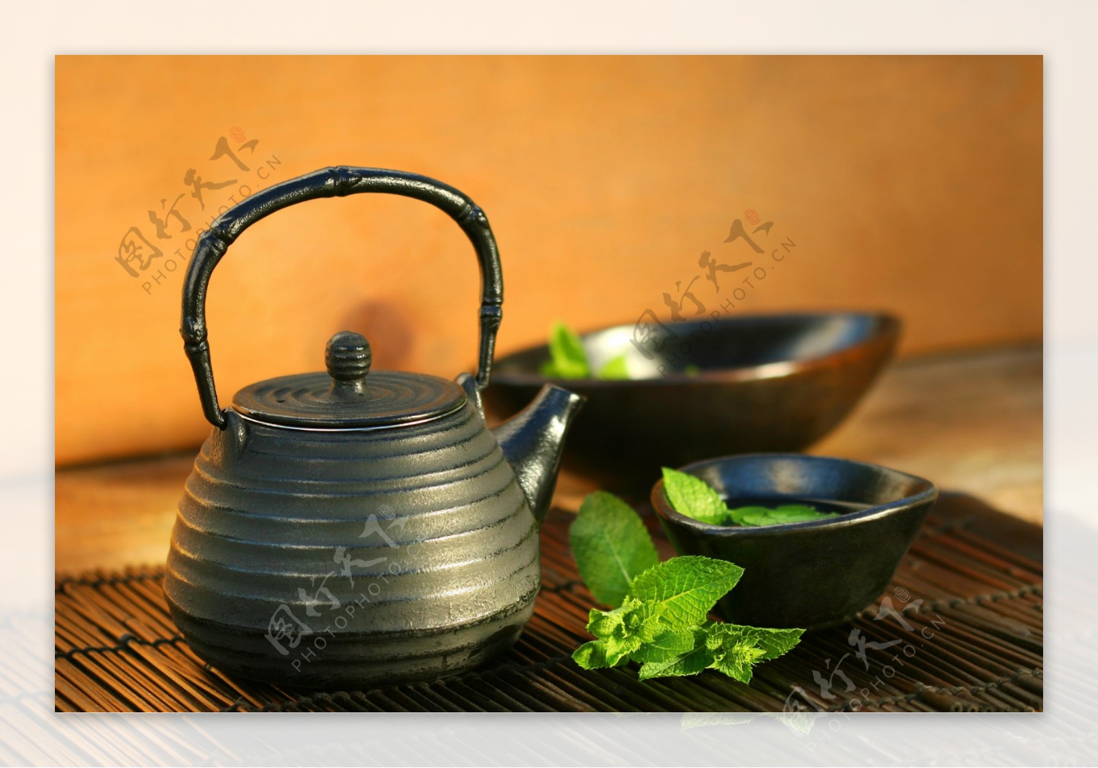 茶水和茶壶图片