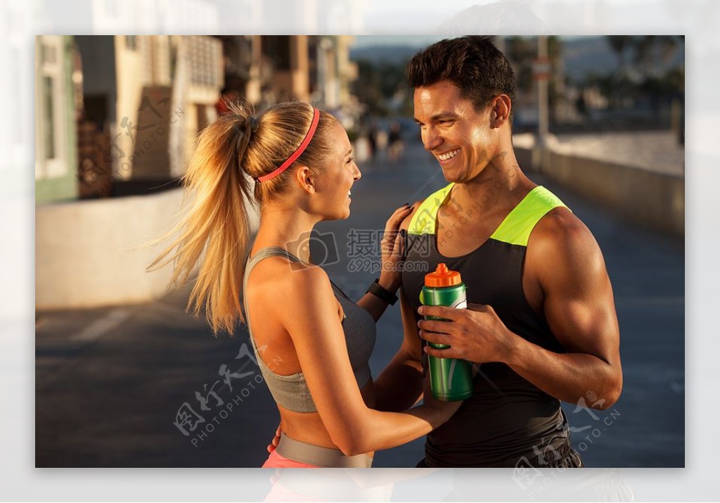 情侣爱情人运动快乐面带微笑运动员乐趣健身锻炼微笑健身房crossfit
