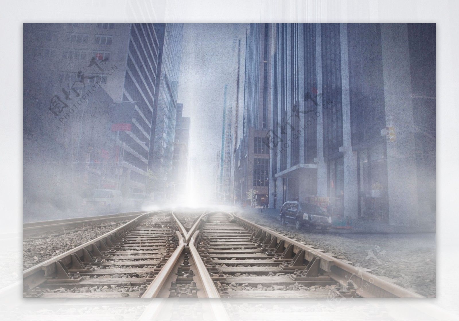 雾中的城市和铁轨图片