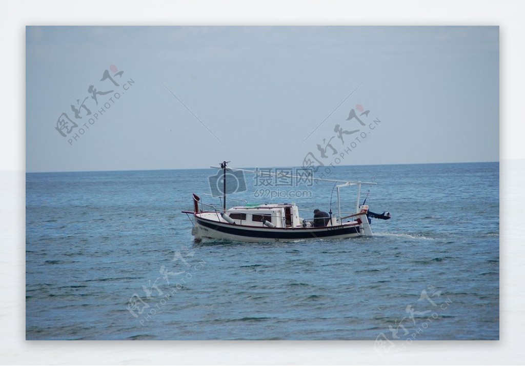 一艘行驶在海上的渔船