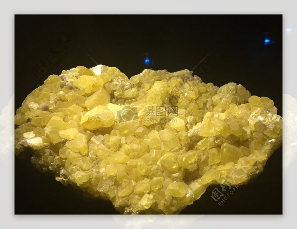 黄色的天然矿石