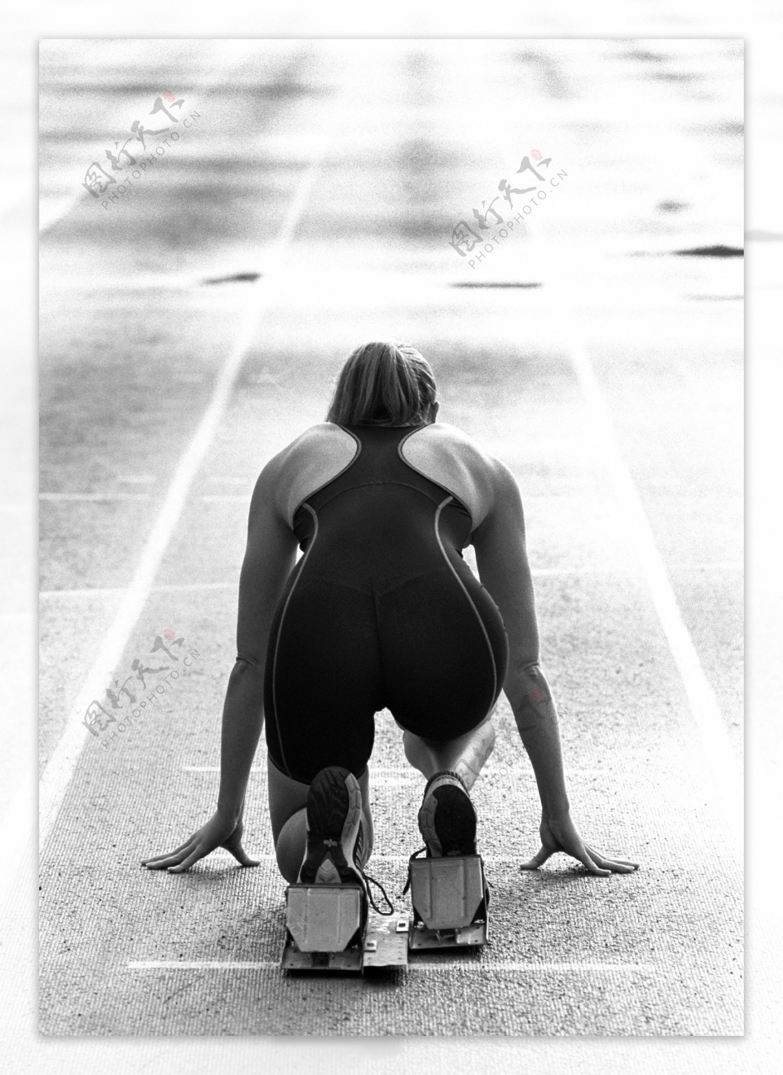 起跑女运动员图片