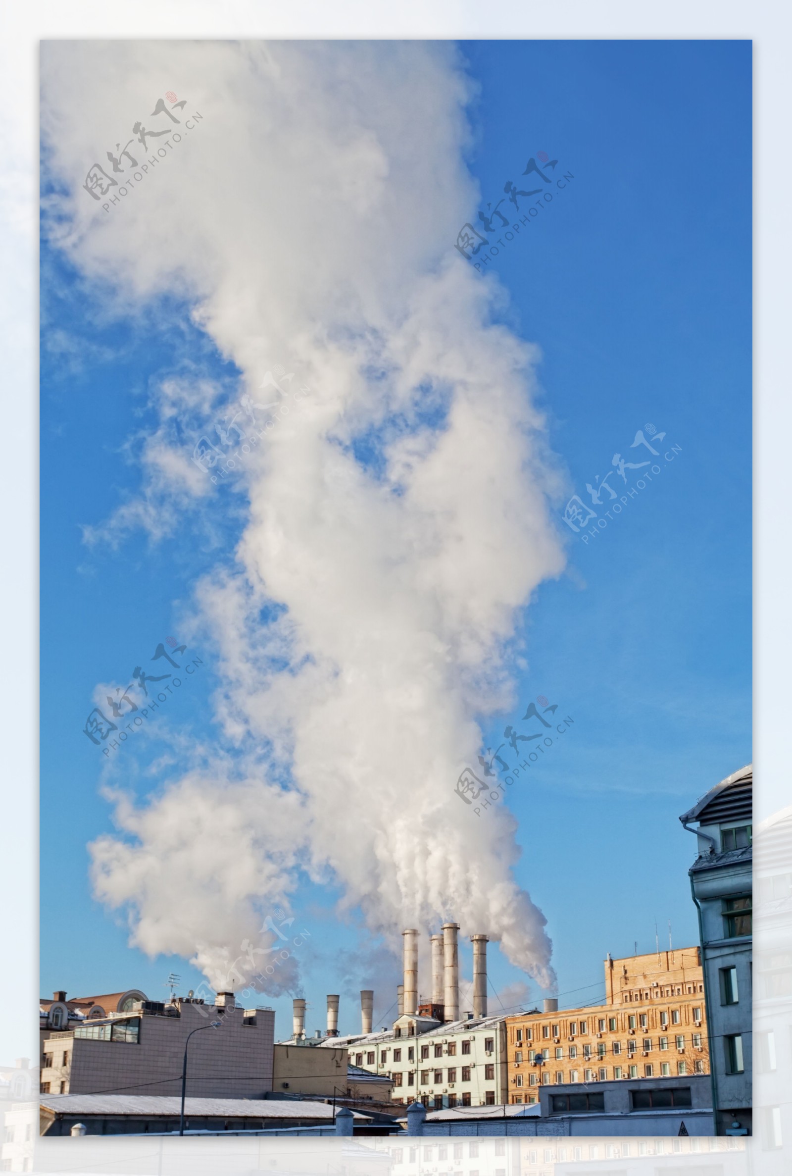 工厂排放的烟雾
