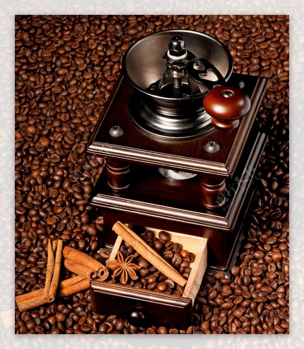 咖啡豆与咖啡研磨机图片