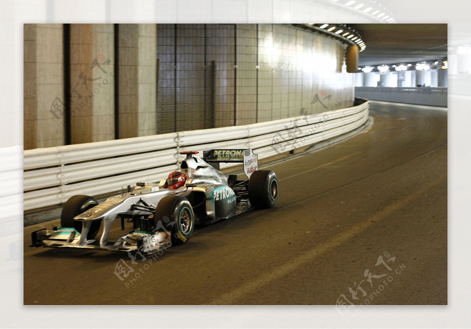隧道中的赛车图片