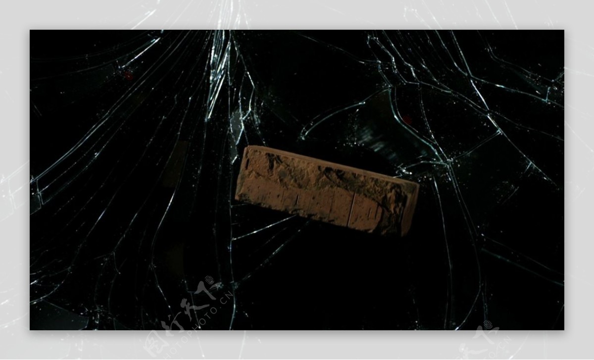 慢镜砖块砸向玻璃碎裂实拍高清视频素材