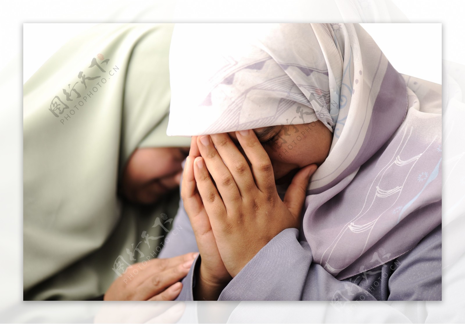 哭泣的中东女性图片