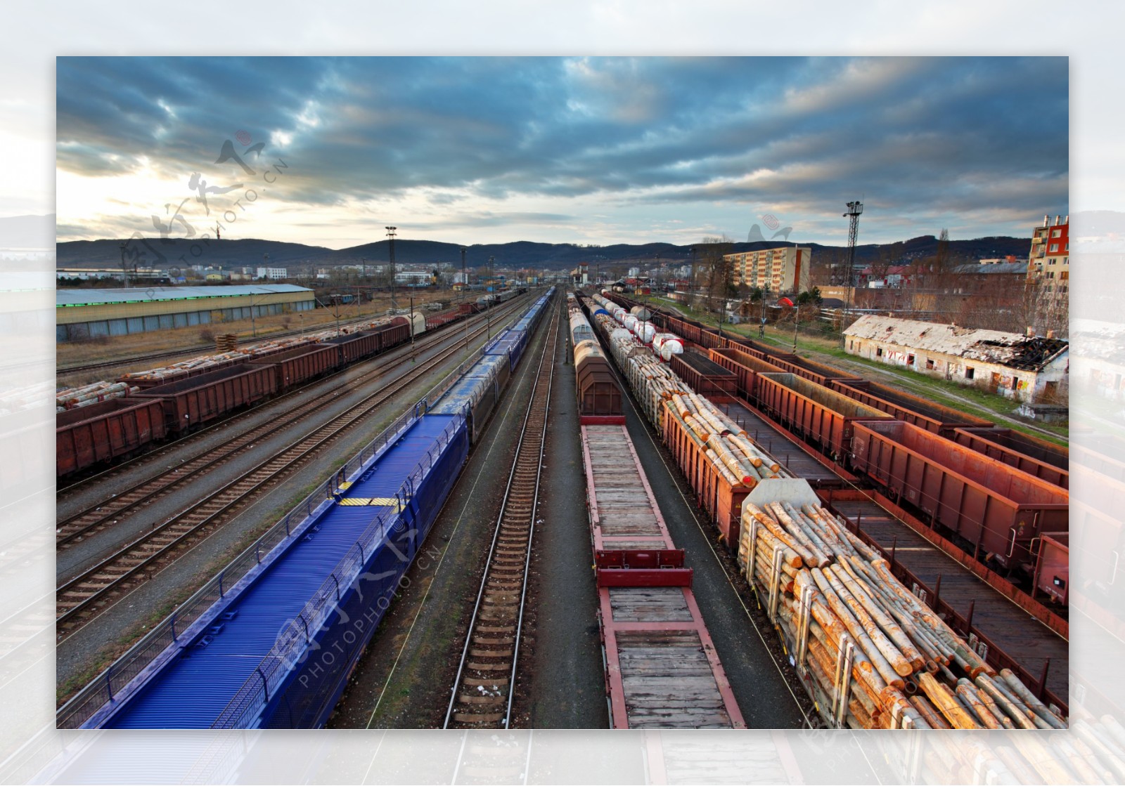 运输货车与铁轨图片