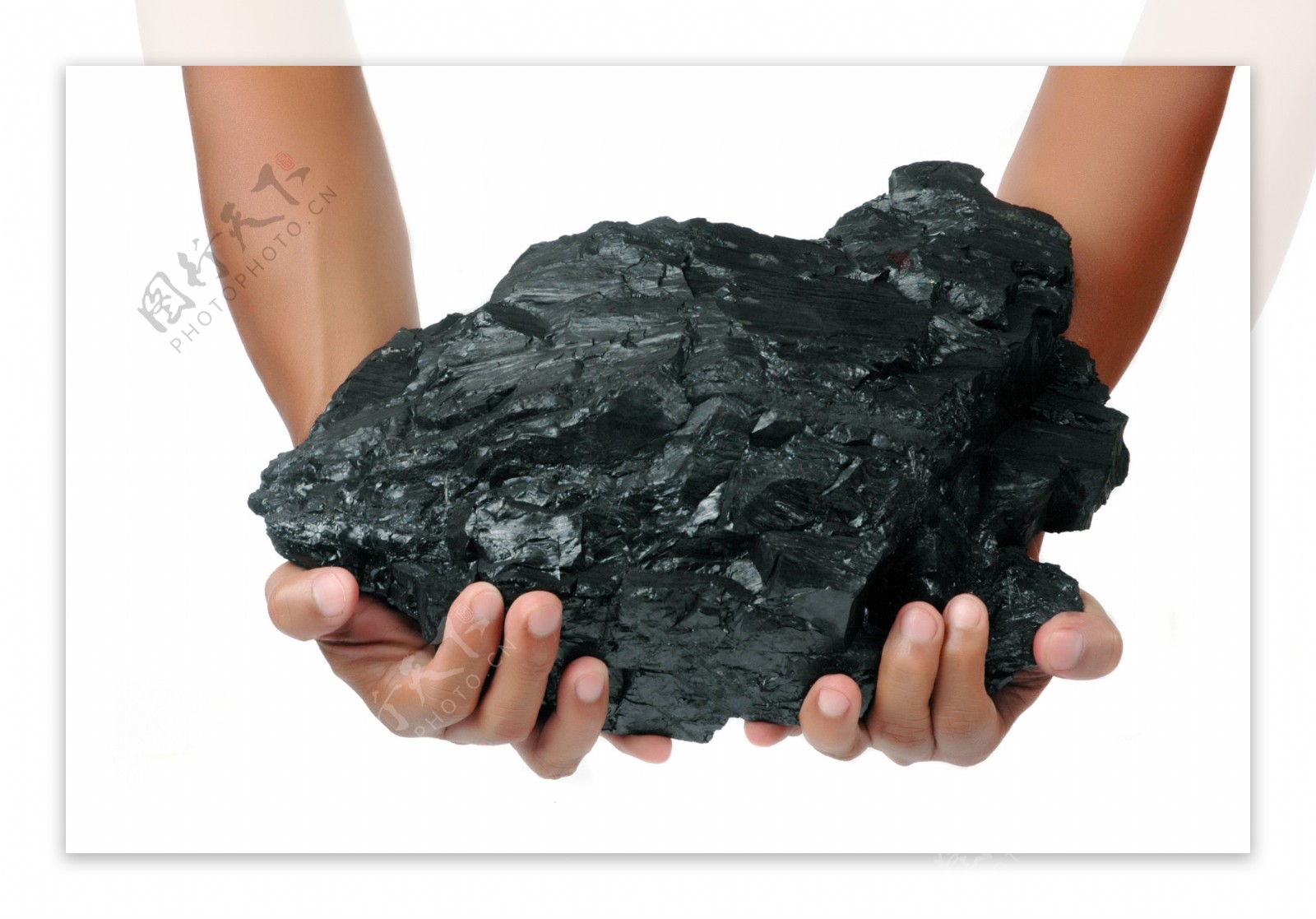 双手端着煤炭的工人图片