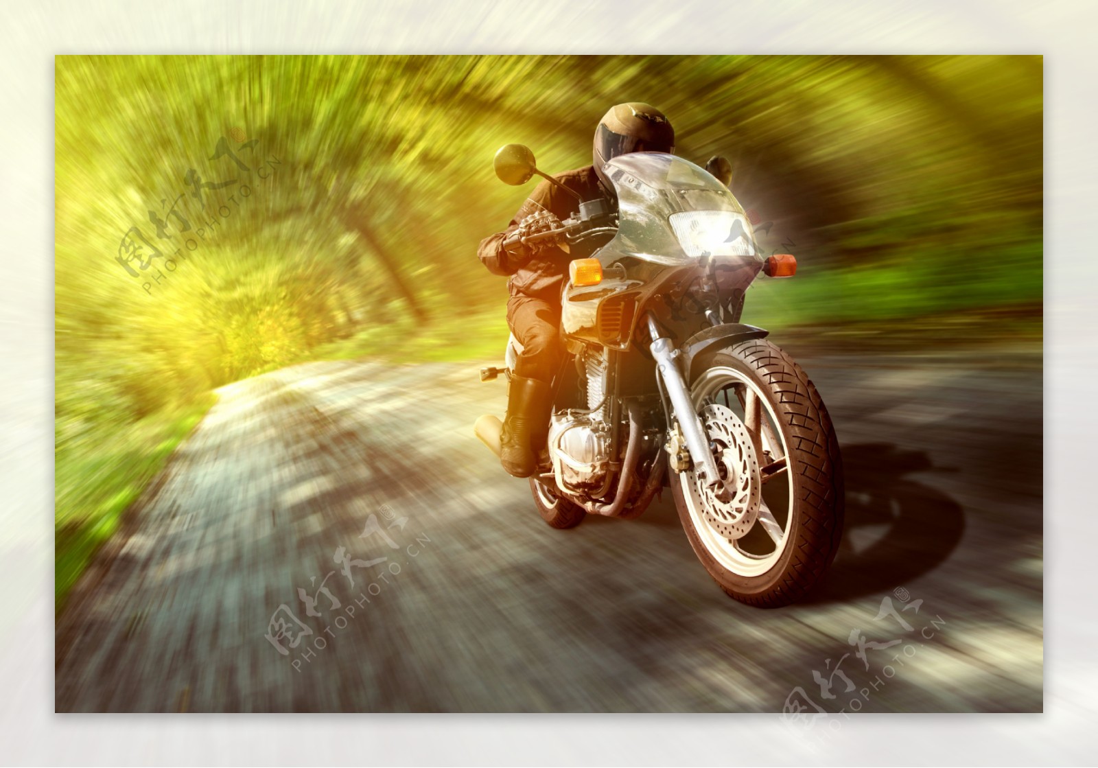 高速行驶的摩托车图片图片