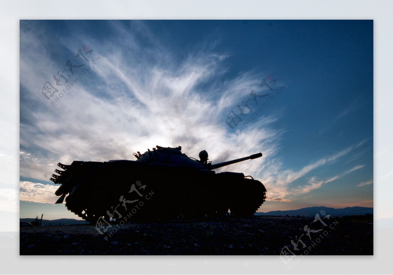 黄昏装甲车的影子图片