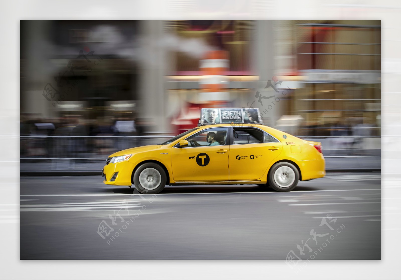 行驶的出租车图片