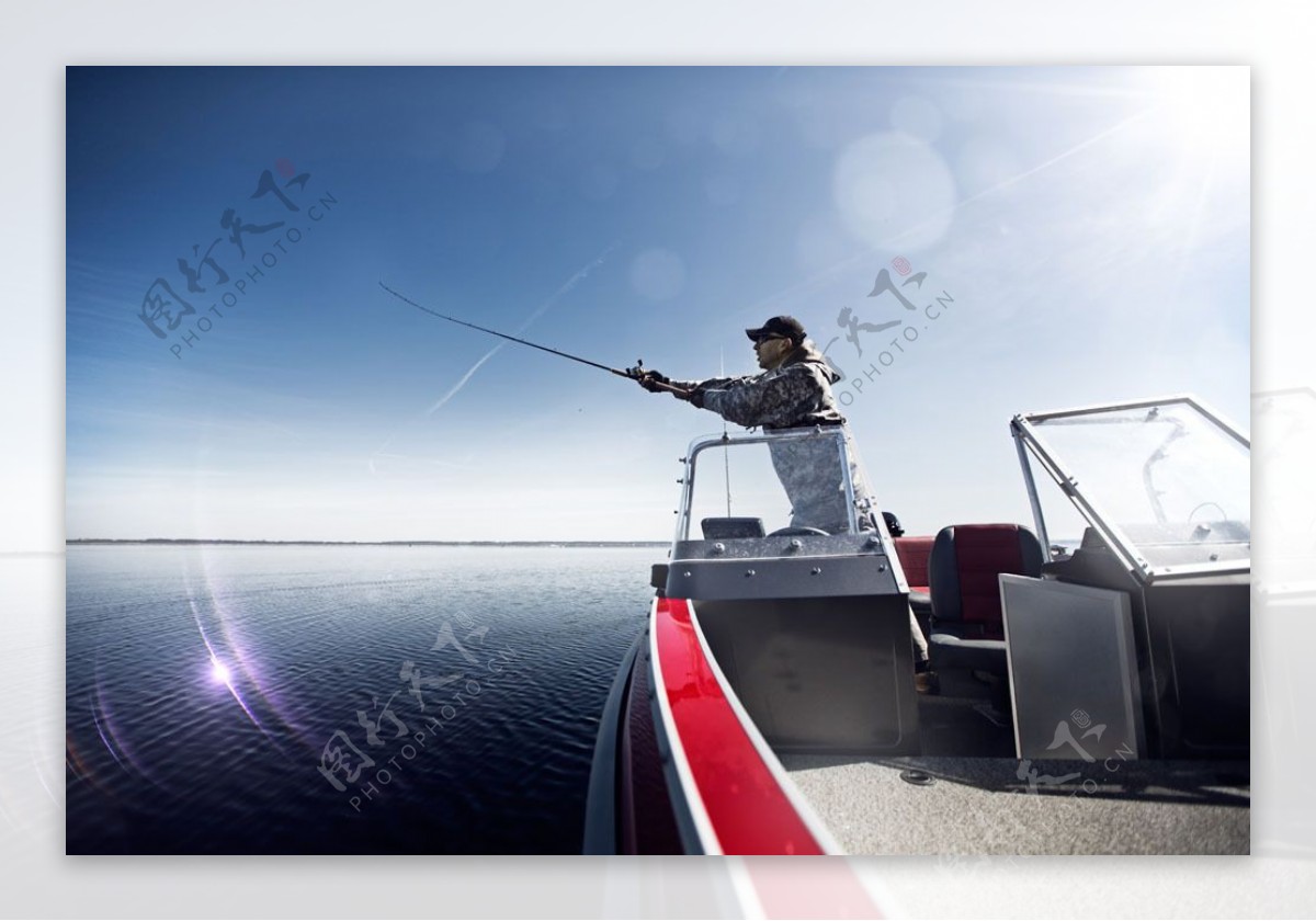 轮船上钓鱼的男人图片