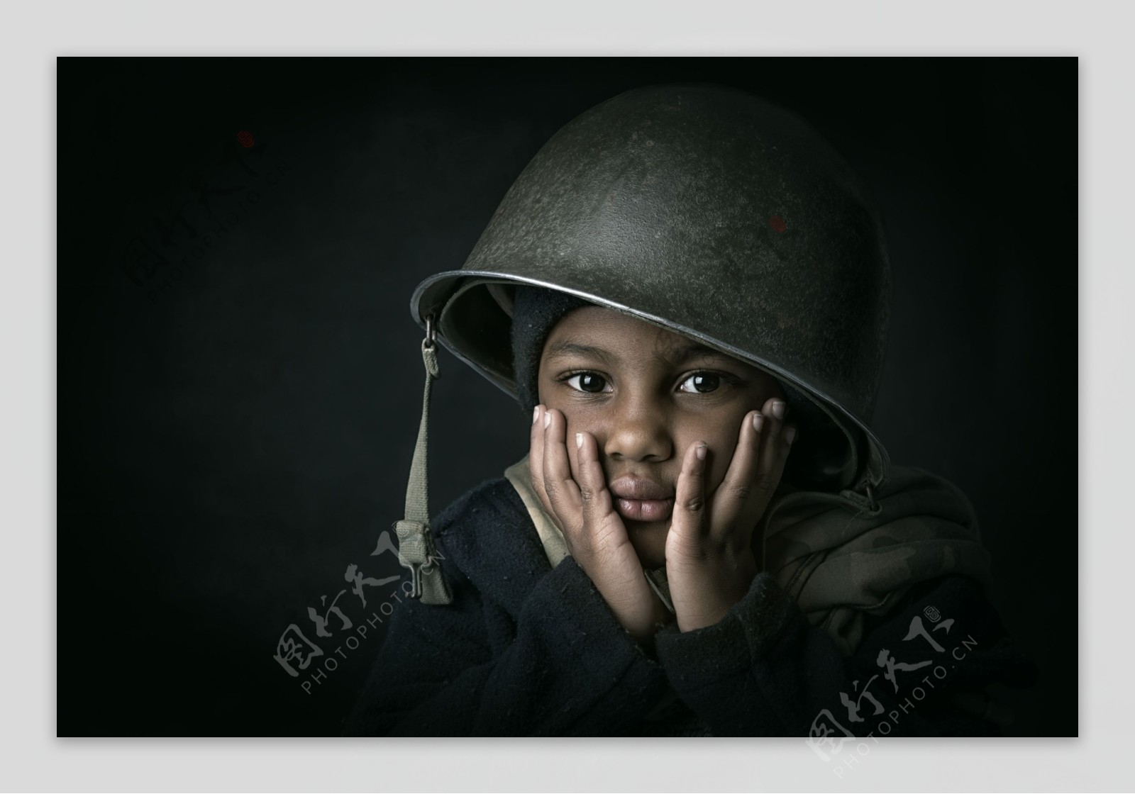 战争中的黑人男孩图片