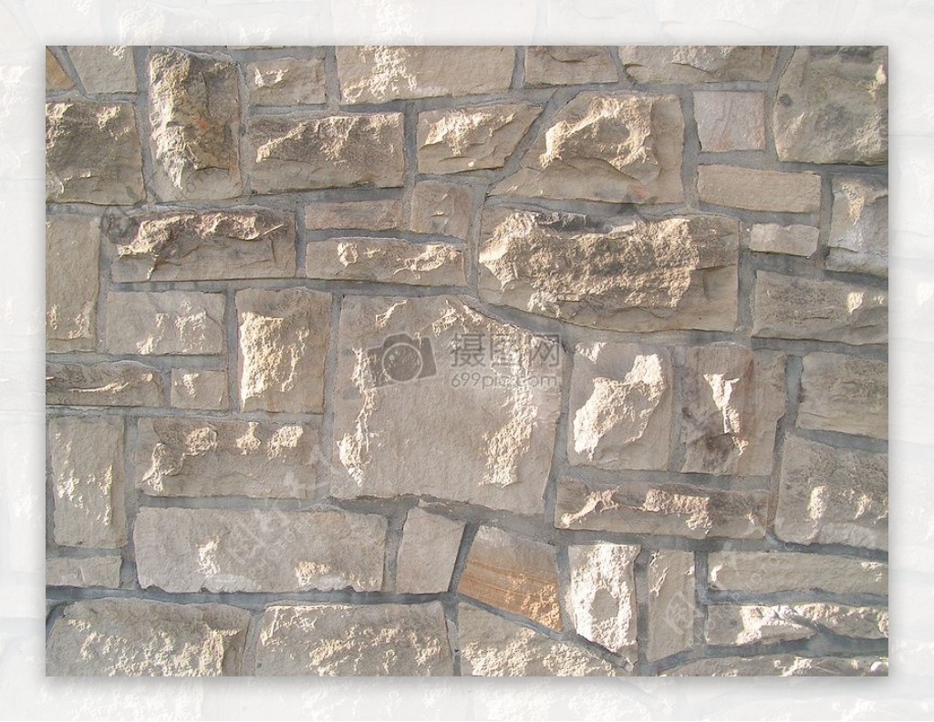 石块砌成的白墙