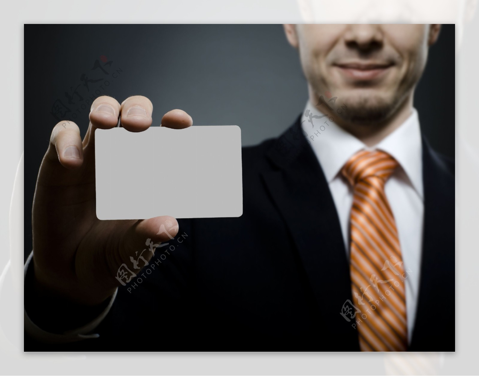 男人手中的信用卡图片