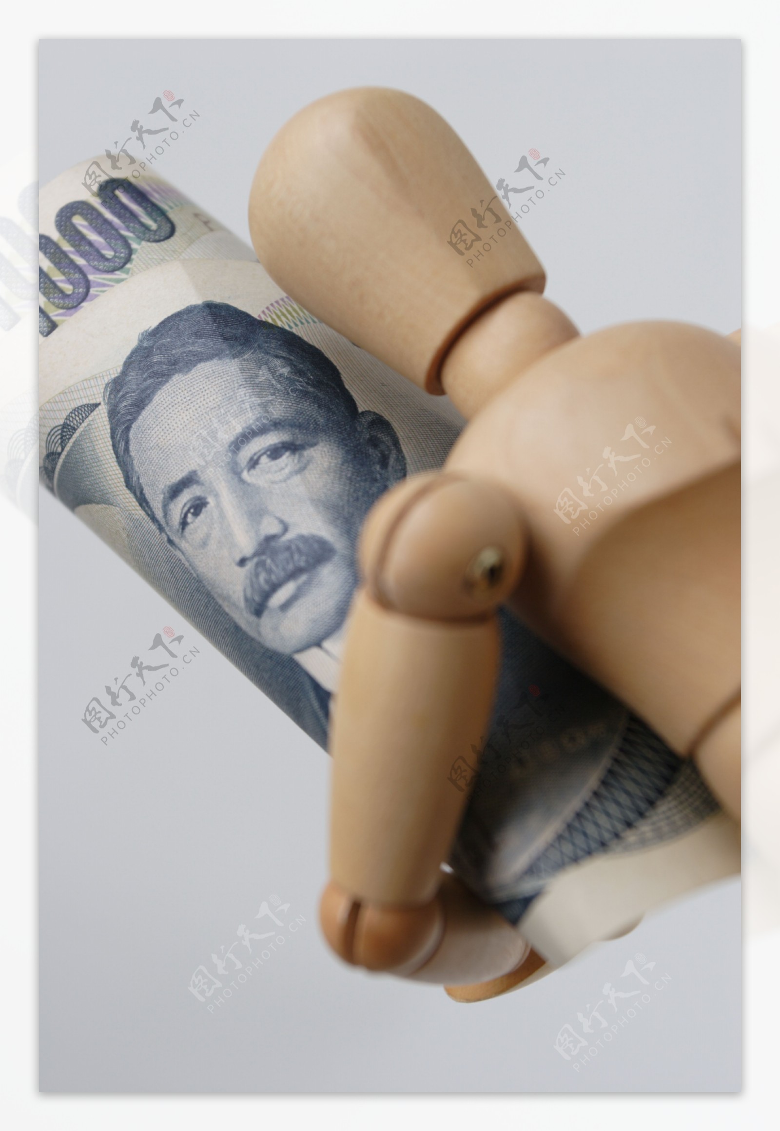 木偶人抱着的日元图片
