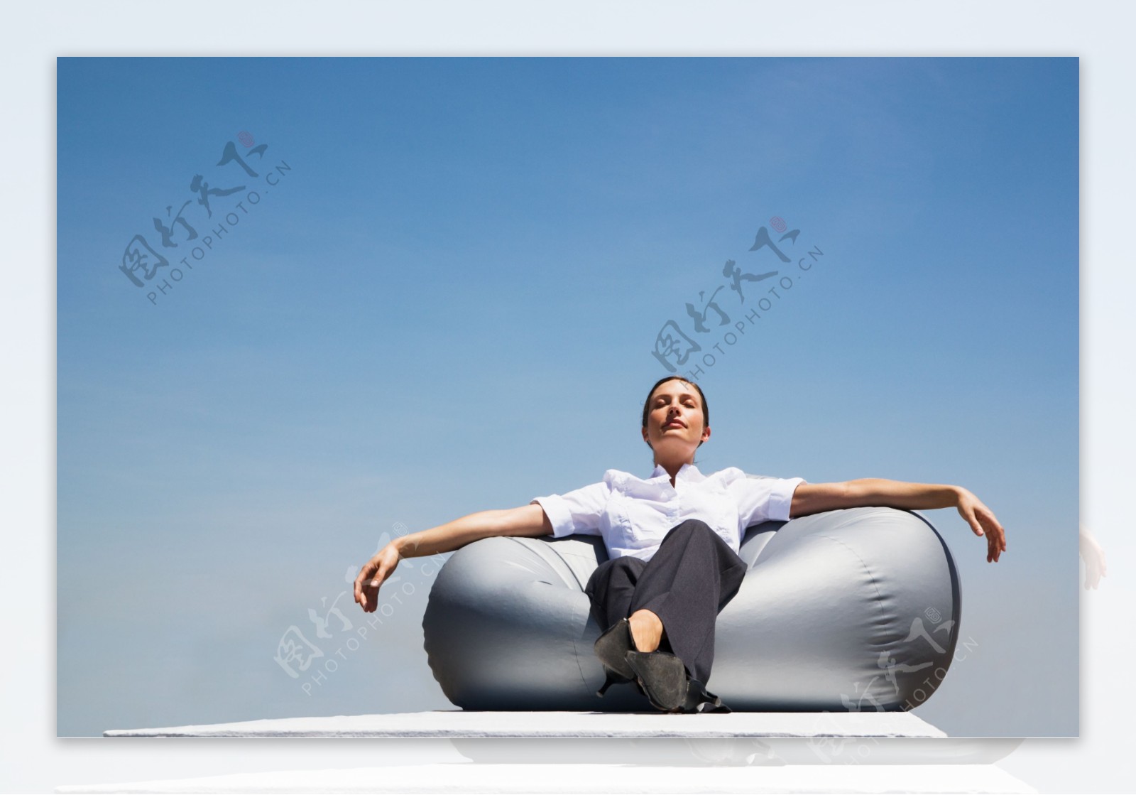 坐在气垫上的商务女人图片