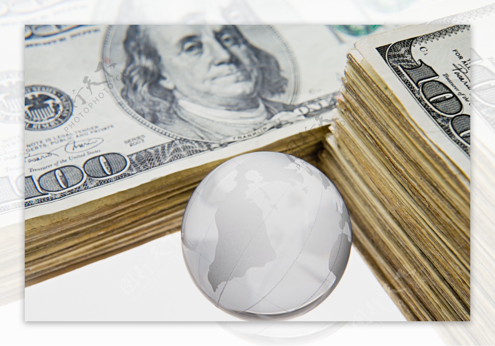 银球与美元钞票图片