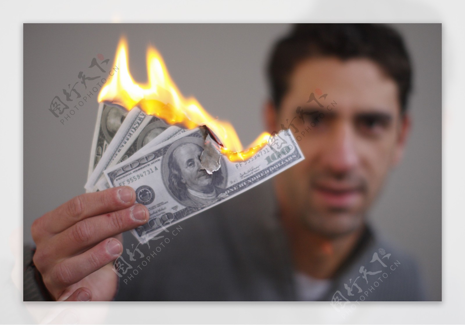 用火烧美元的男人图片