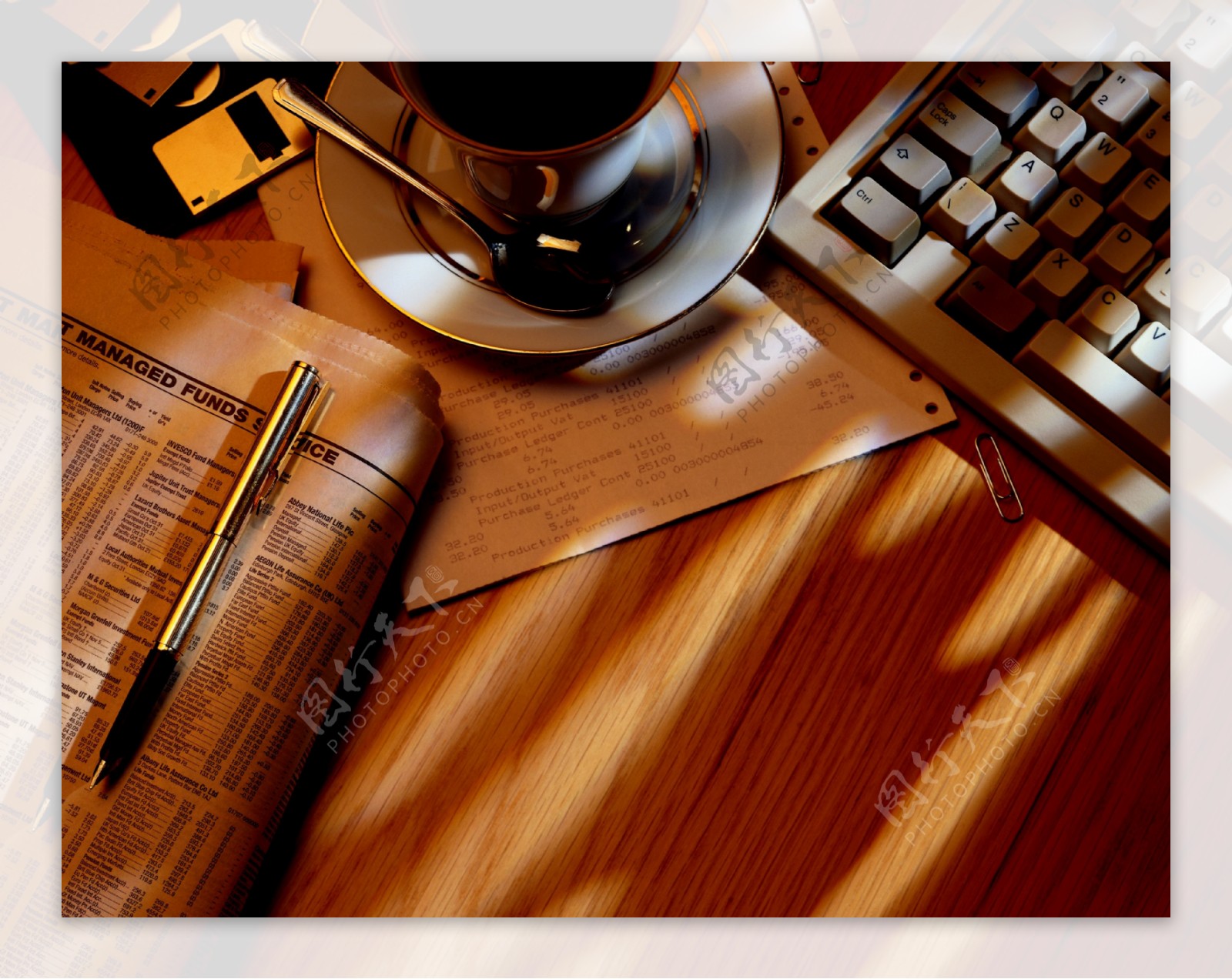 办公桌上的钢笔报纸咖啡杯税单等等图片