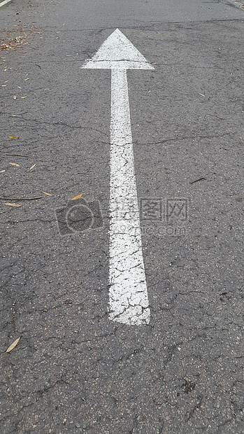 箭头道路标记支柱盾道路建设交通标志路标路牌