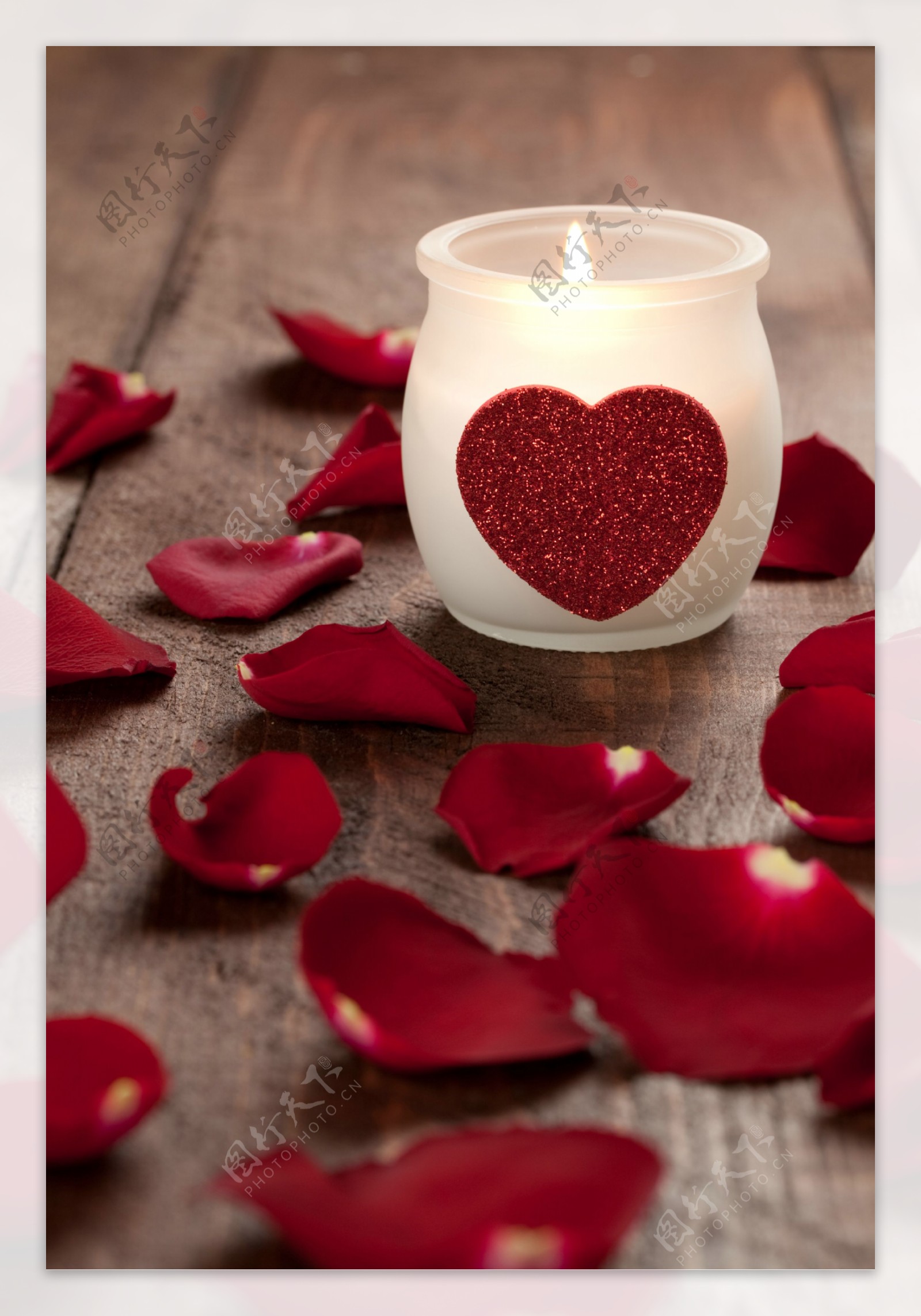 浪漫情人节蜡烛花瓣图片