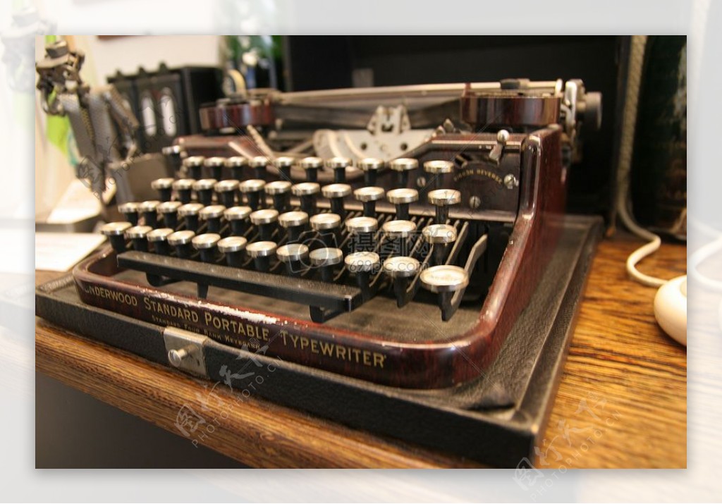 一个古老的打字机