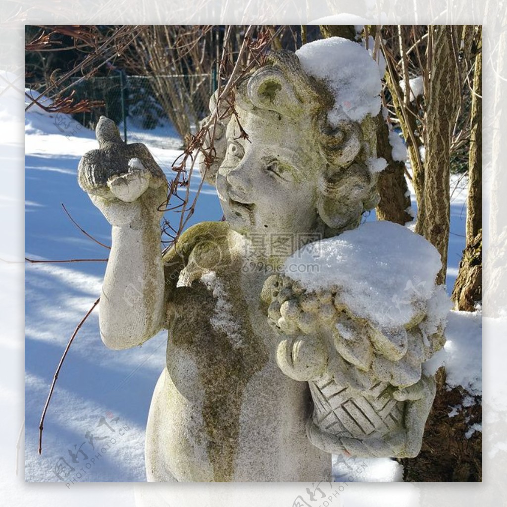 雪中的天使雕像