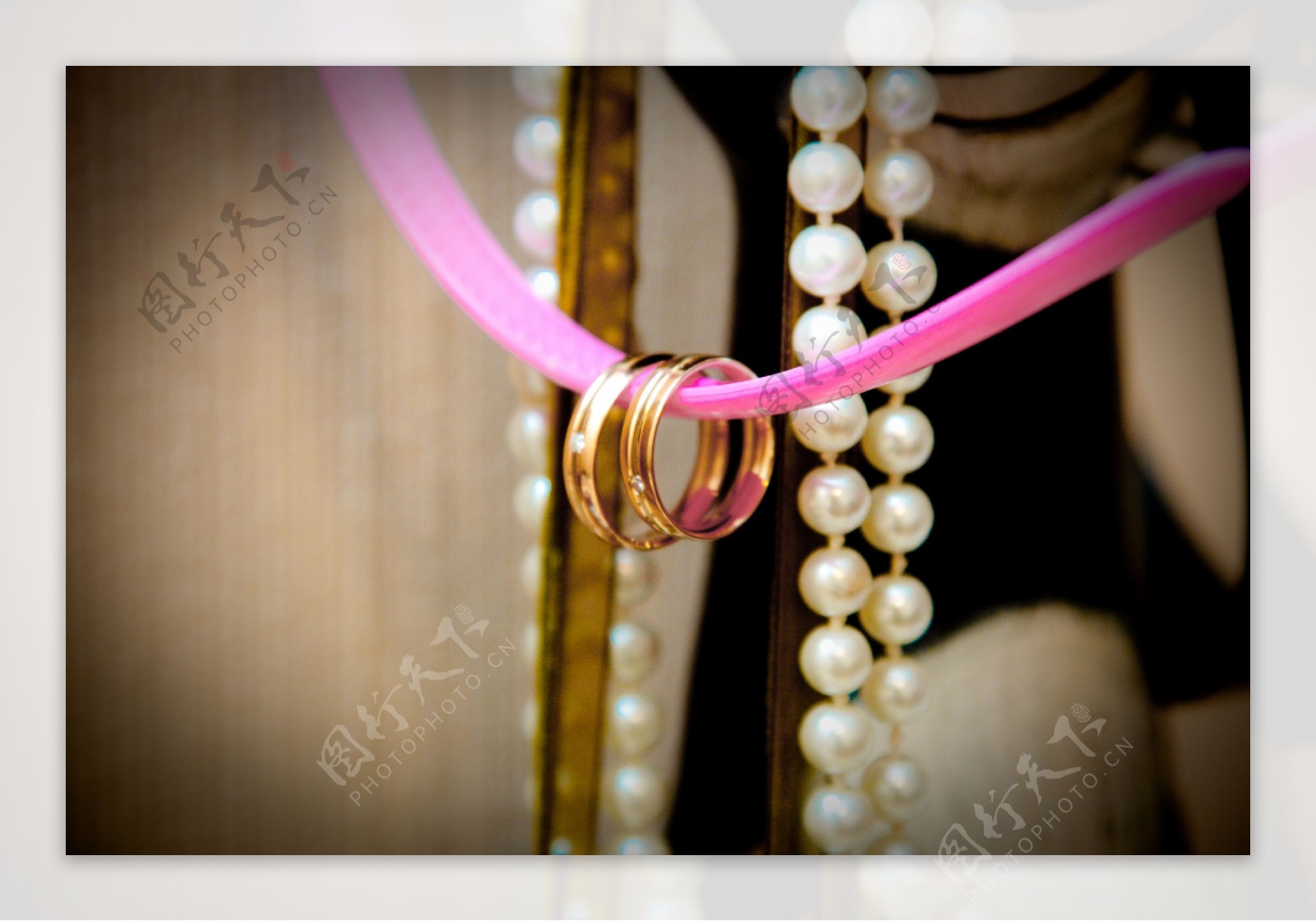 结婚对戒与珍珠项链图片