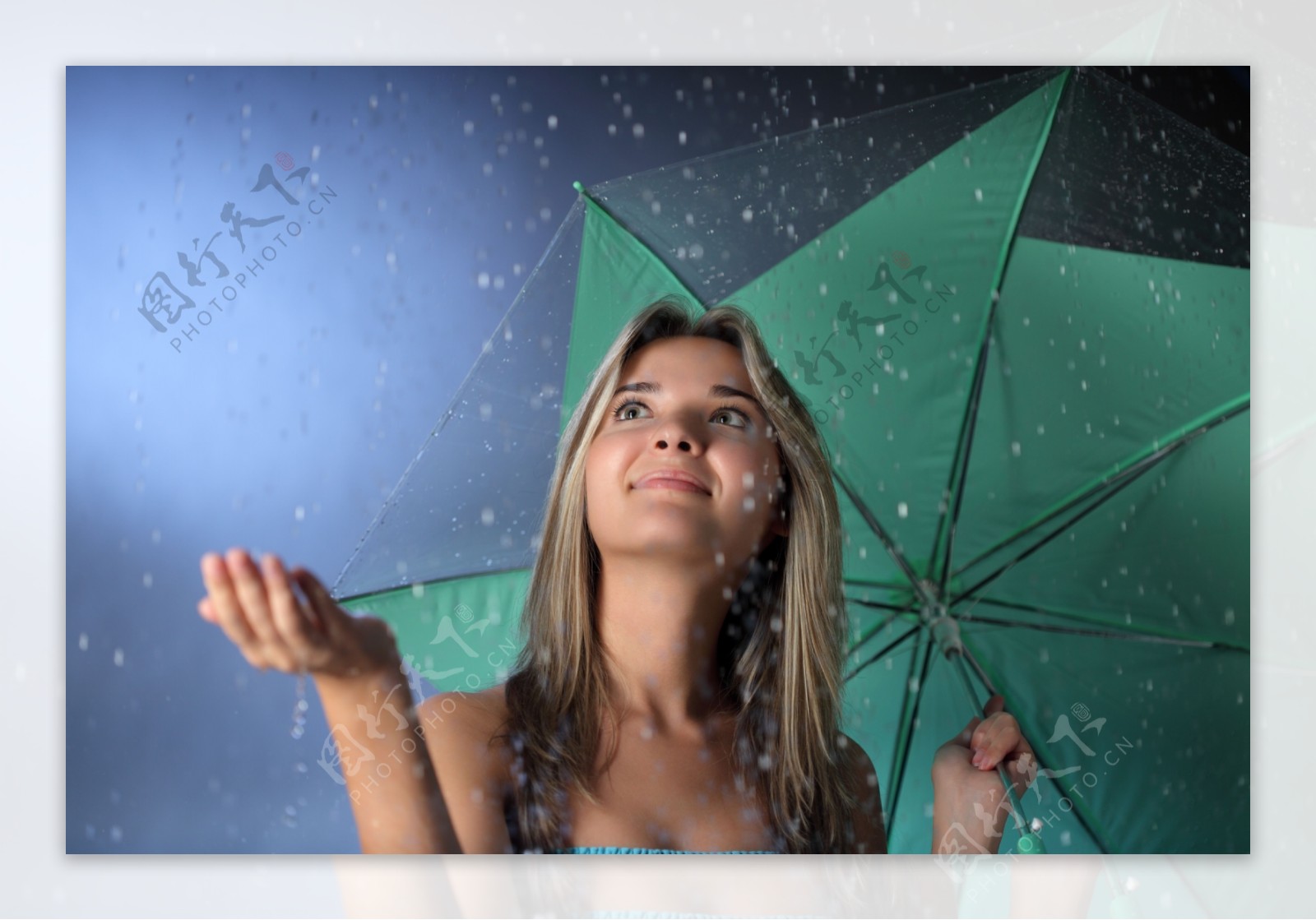 下雨天坐在凳子上打伞等人的卡通游客-欧莱凯设计网