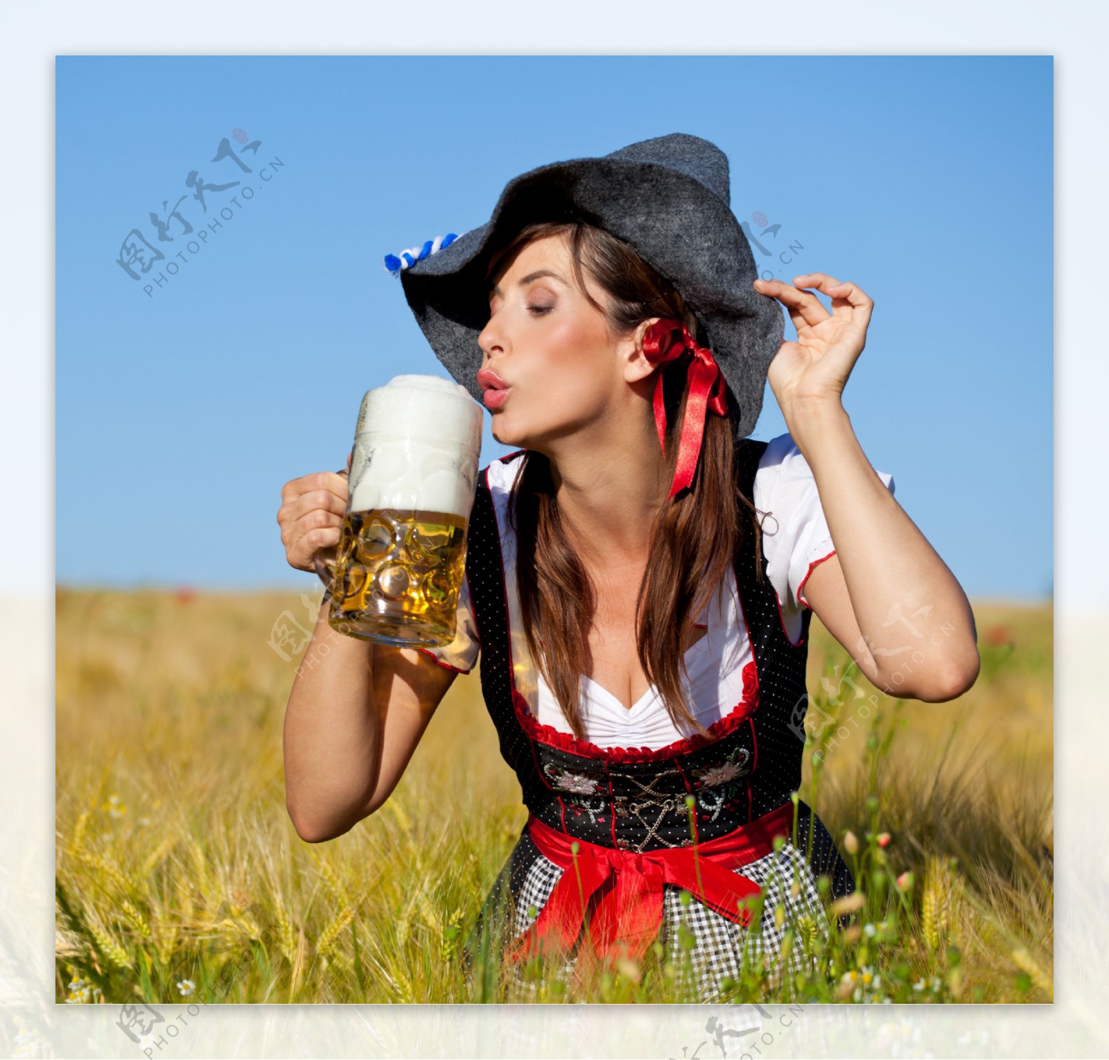 麦田里喝啤酒的女孩图片