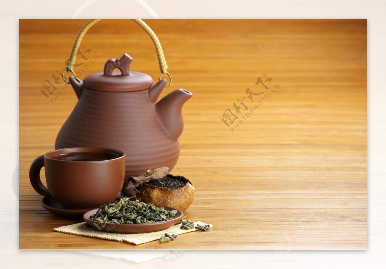 紫砂壶和茶叶图片