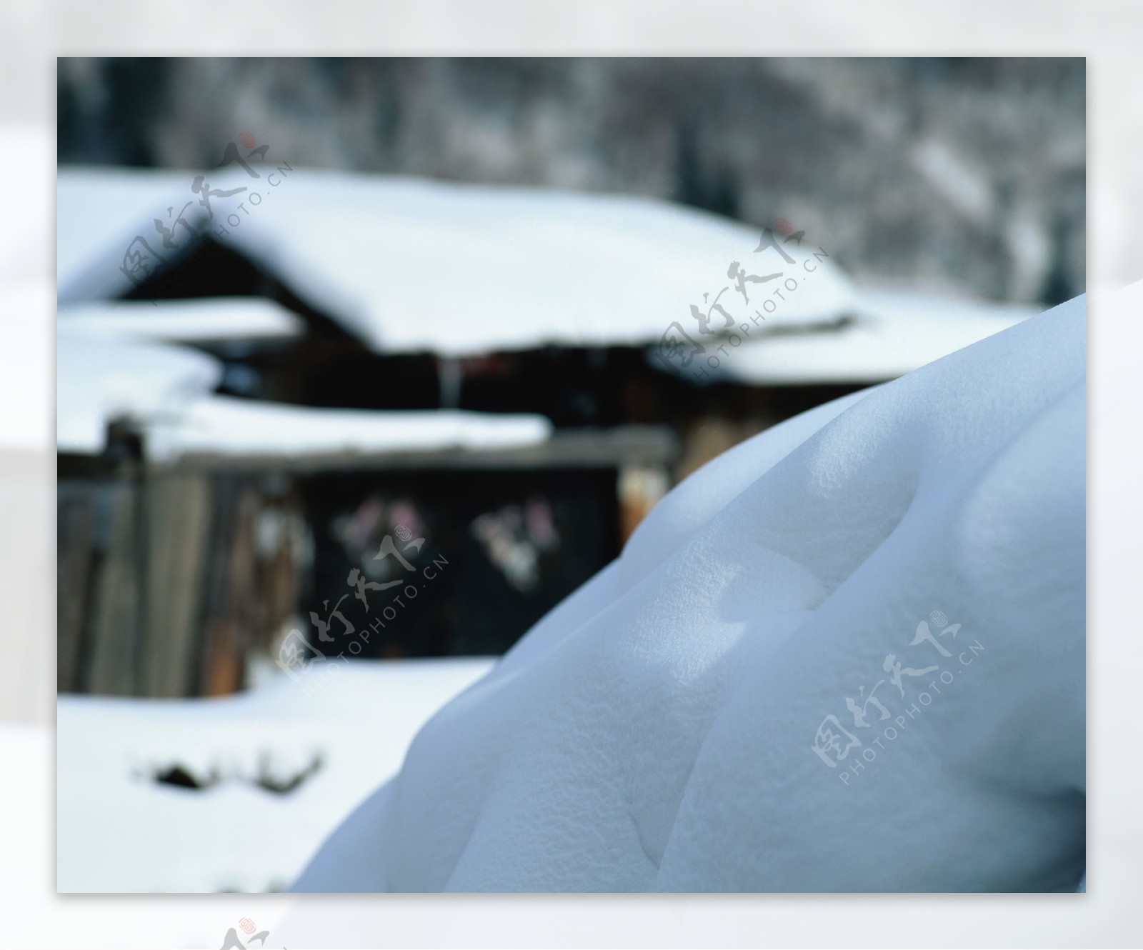 山下白雪覆盖的木屋图片