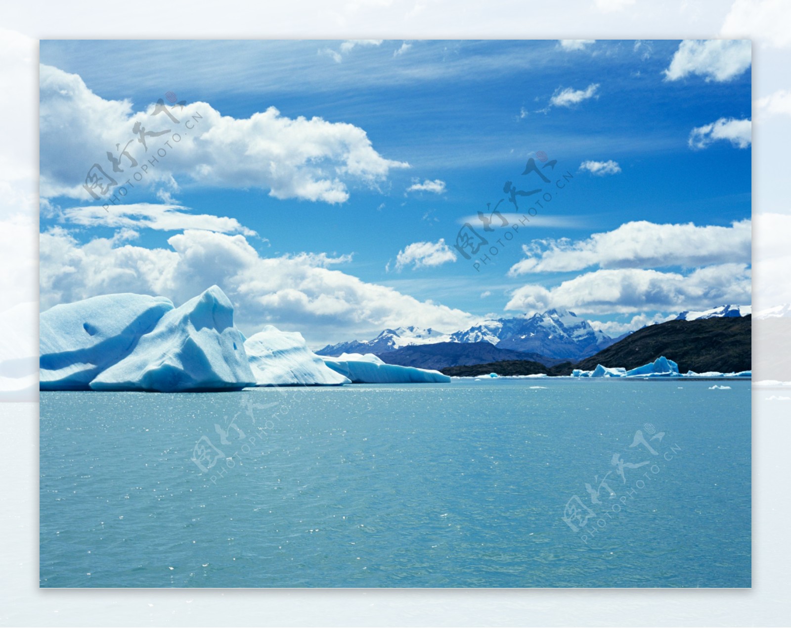 蓝天下的湖面冰川美景图片