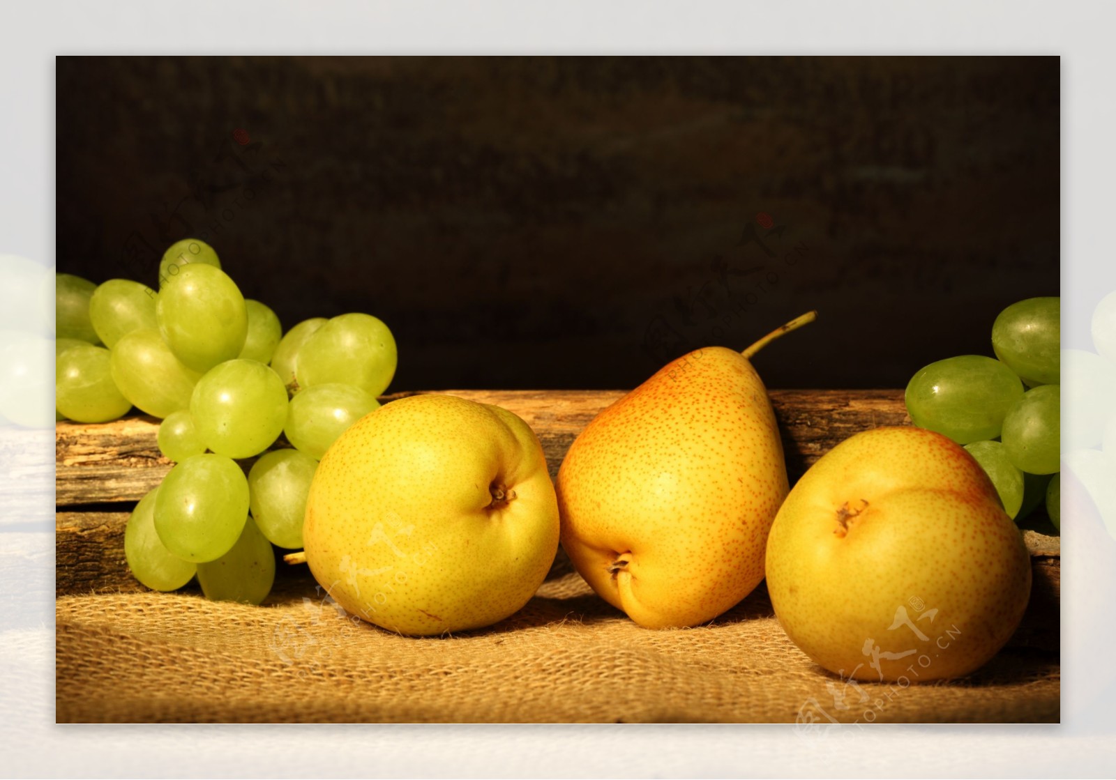 新鲜的葡萄与梨子特写图片