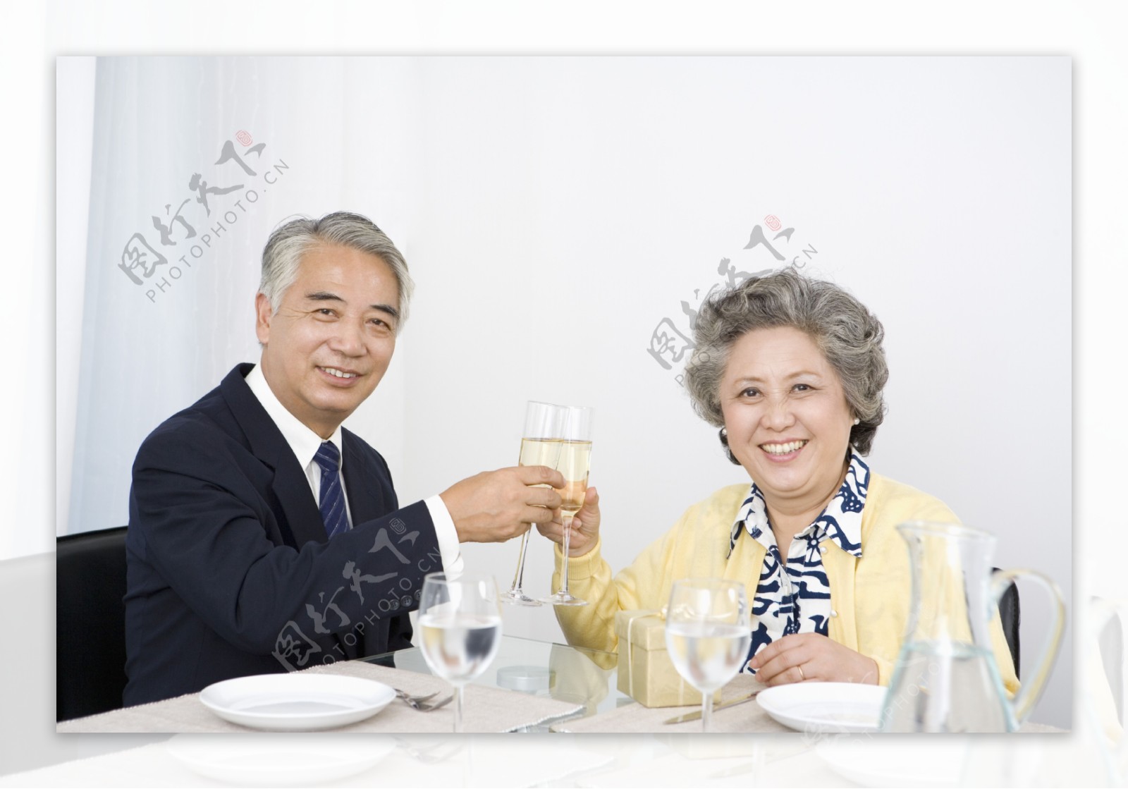 老年人的浪漫午餐图片