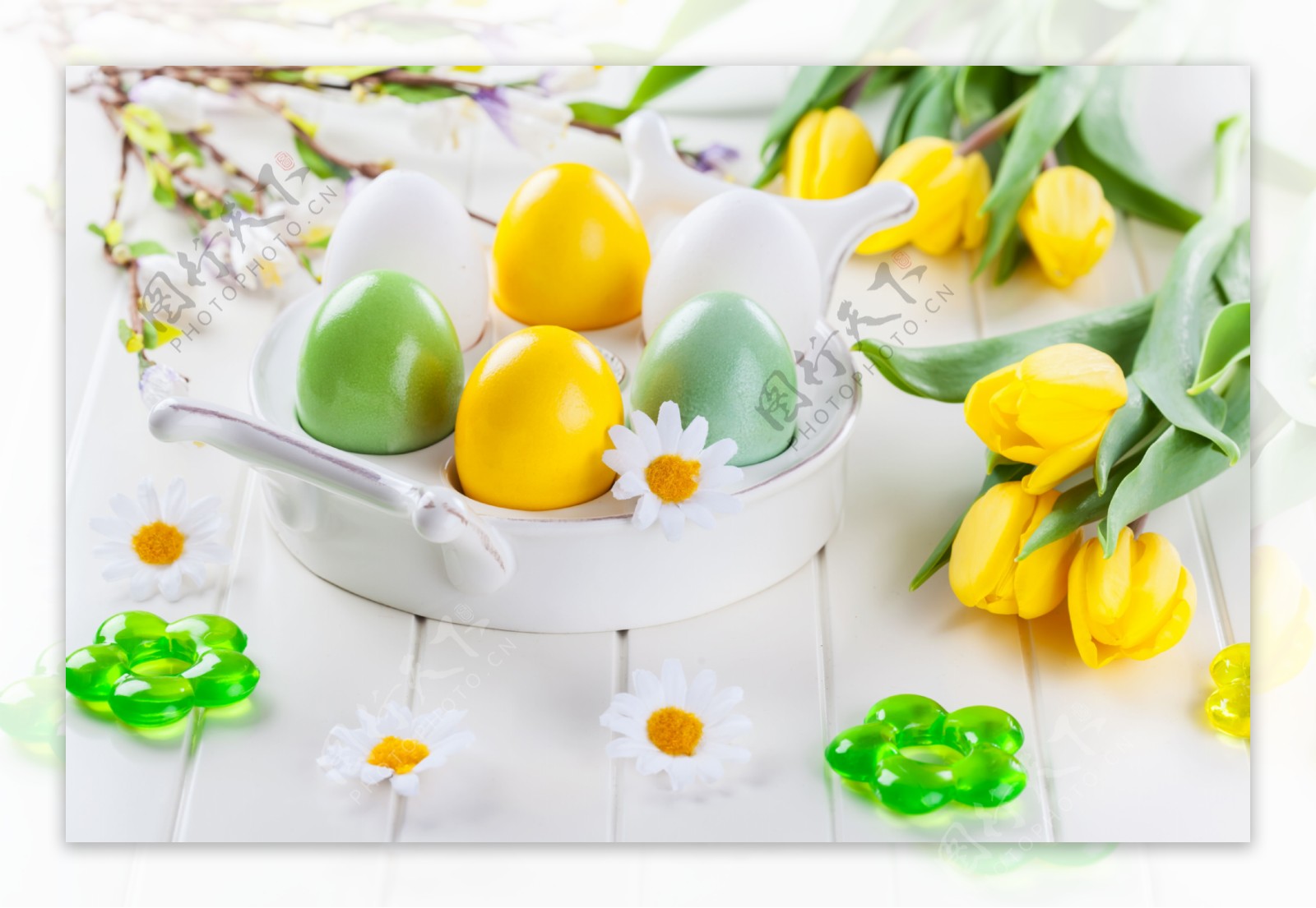 黄色郁金香与复活节彩蛋