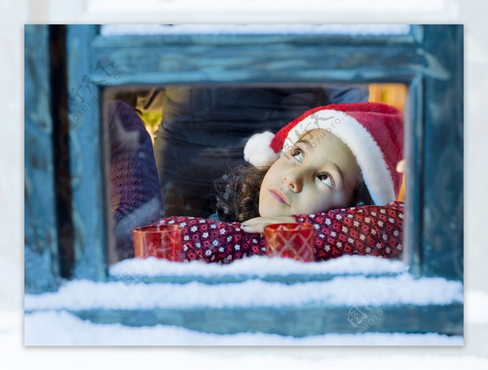 窗户边看雪的小女孩图片