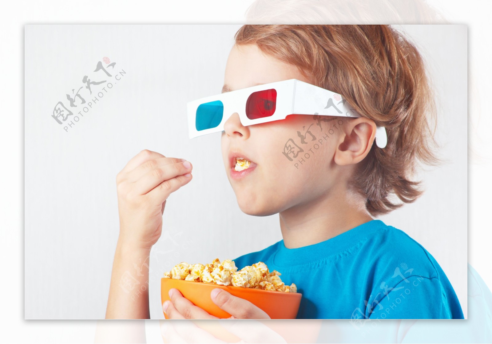吃爆米花看电影的小男孩图片