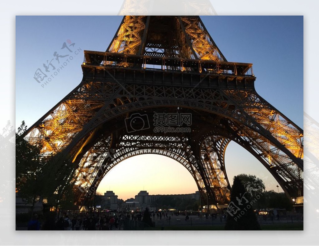 巴黎夜晚的埃菲尔铁塔