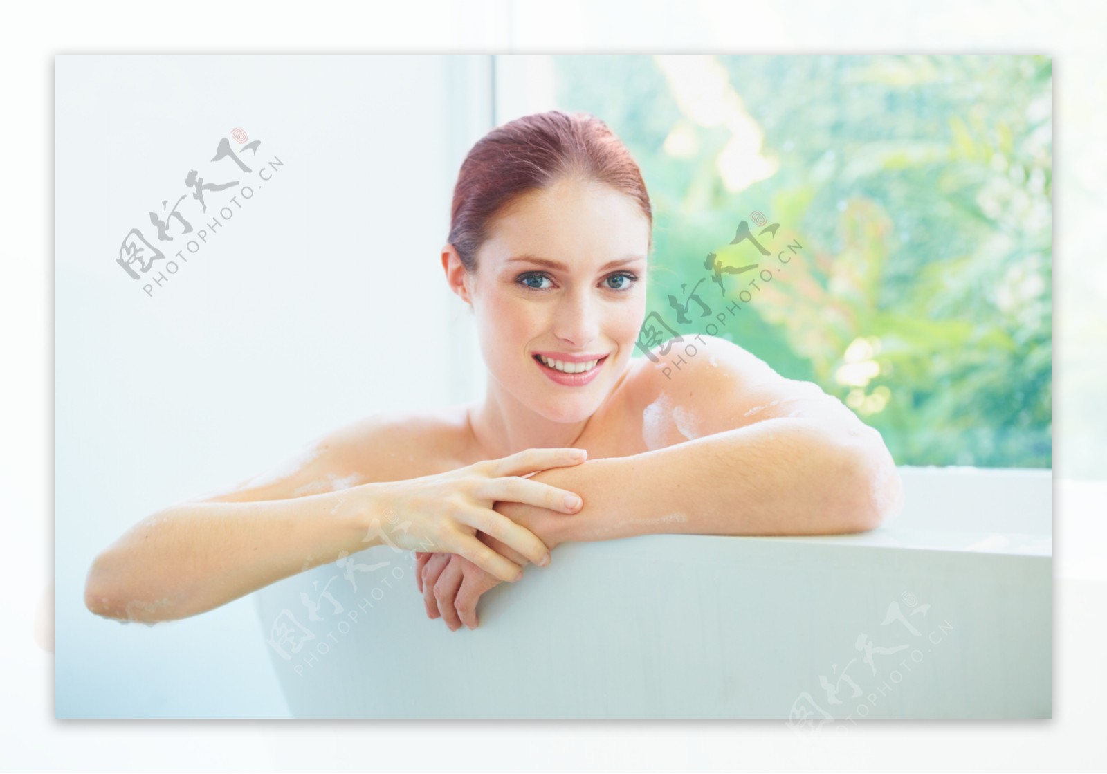 洗澡的女性图片