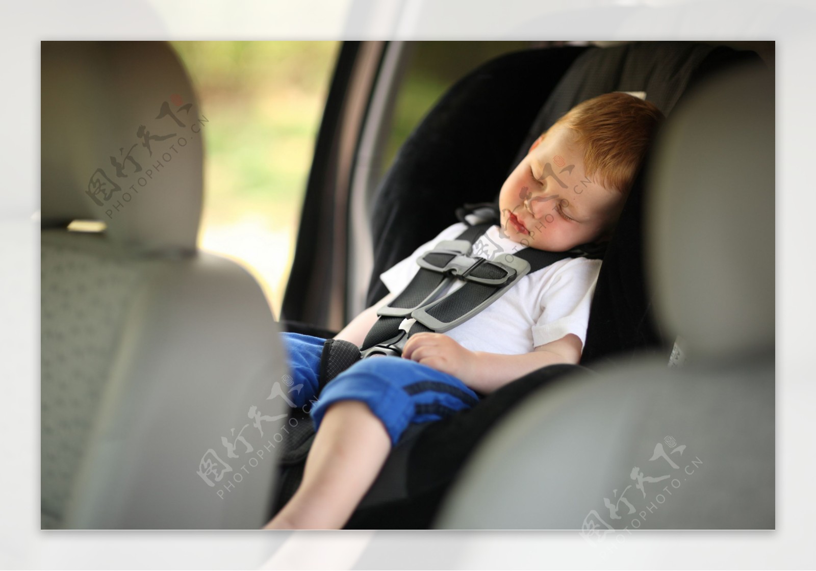 车中睡觉的小孩图片
