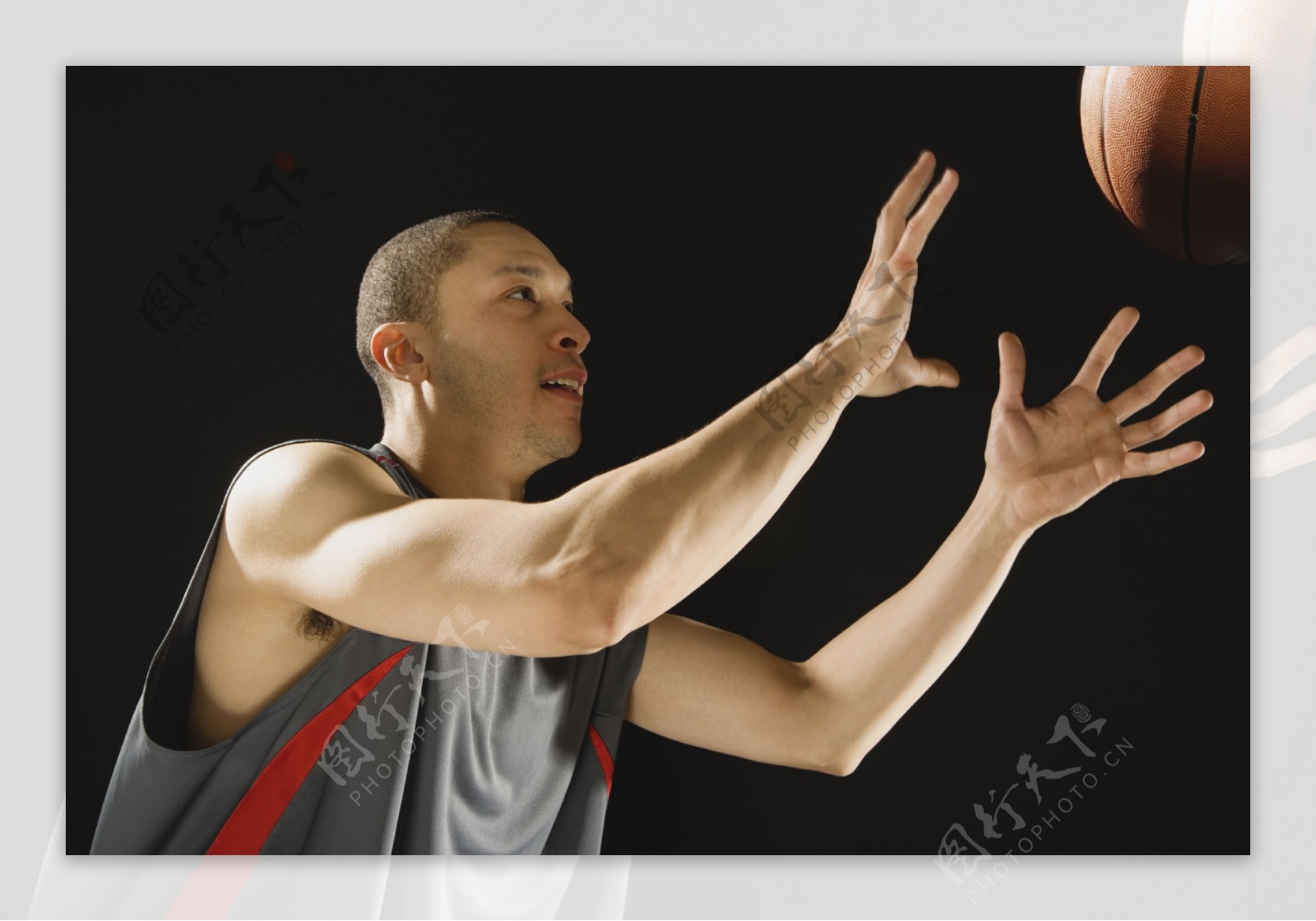 抛篮球的运动员图片