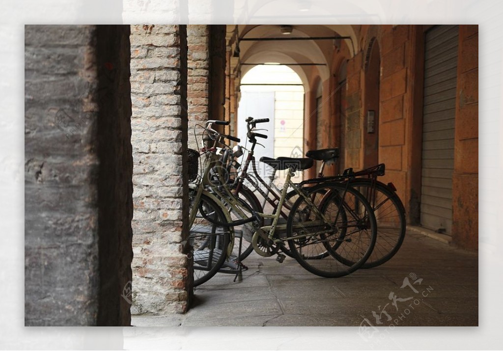 门廊下的自行车