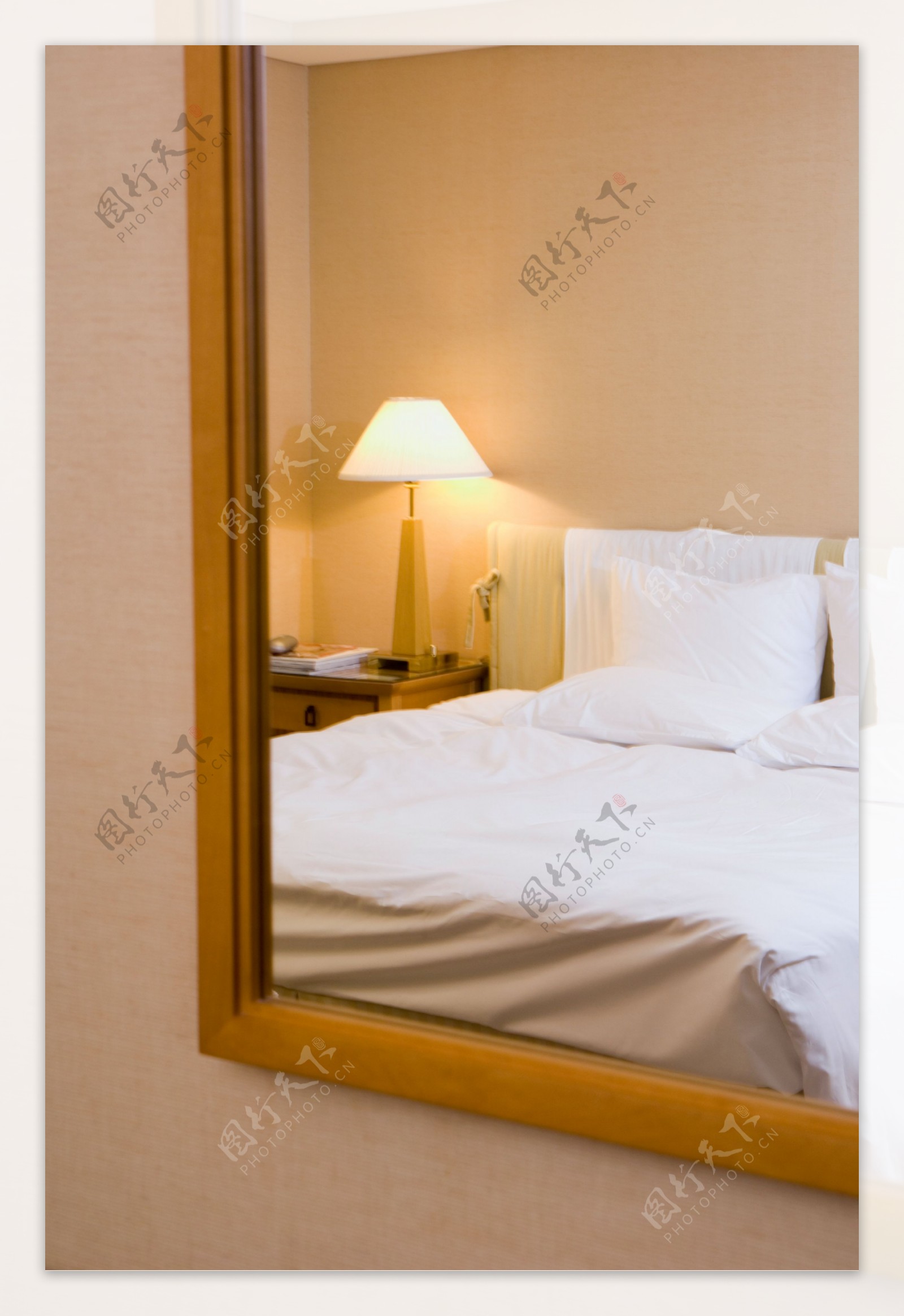 镜子里的卧室图片